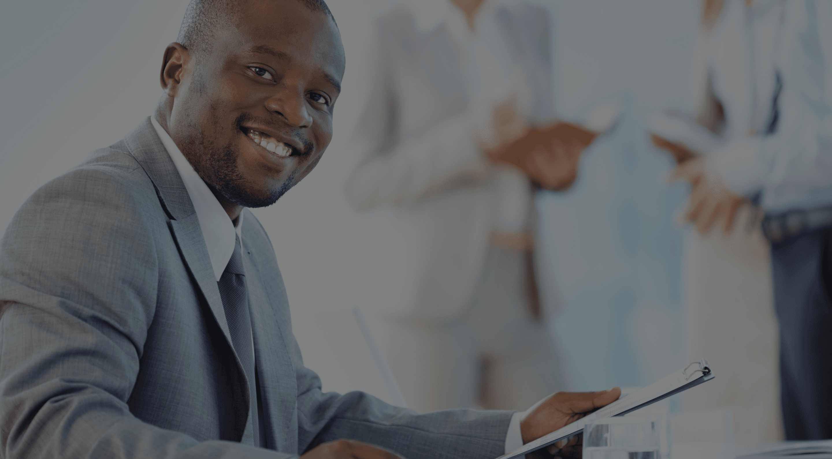 Un homme souriant qui es satisfais de son utilisation des produit psatechnologie